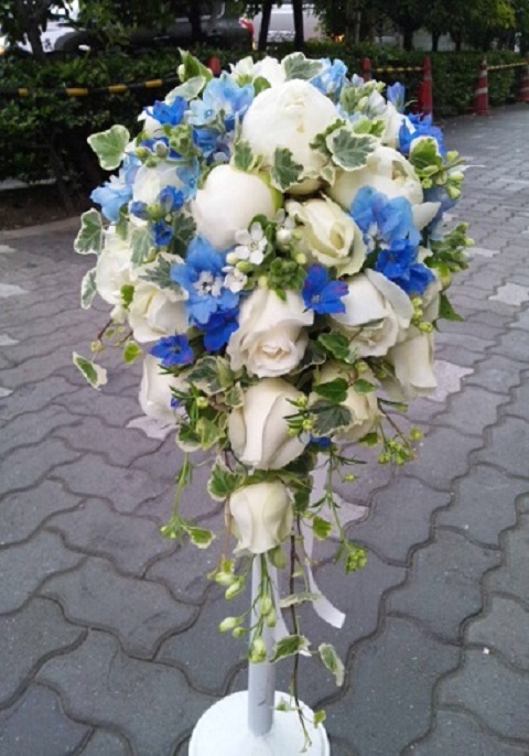 ウエディングブーケ シャクヤクと白バラに青小花をちりばめたさわやかキャスケード センスあふれるフラワーギフト ウエディングブーケ 日本橋花屋 アクトフラワー